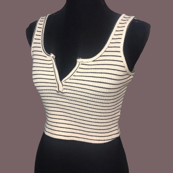 Knit Ribbed Crop Top - Picture 2 of 4